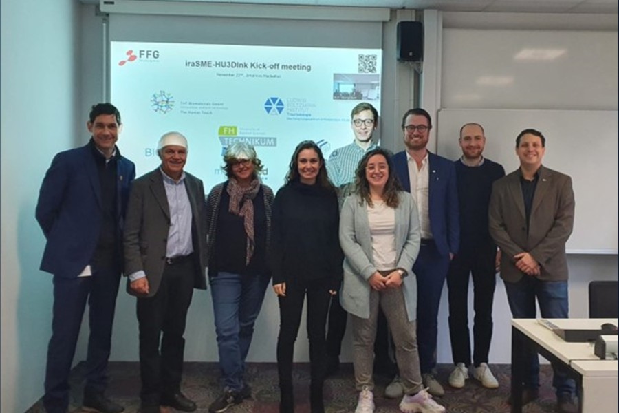 HU3DINKS consortium at the kick-off meeting at the UAS Technikum, Vienna. From Left to Right: Johannes Hackethal (THT Biomaterials), Heinz Redl and Susanne Wolbank (LBI Trauma), Aysu Arslan (BIO INX). Markus Lunzer (UpNano), Andreia Luis (THT Biomaterials), Jasper Van Hoorick (BIO INX), Simon Sayer (UpNano) and Andreas Teuschl-Woller (Morphomed).