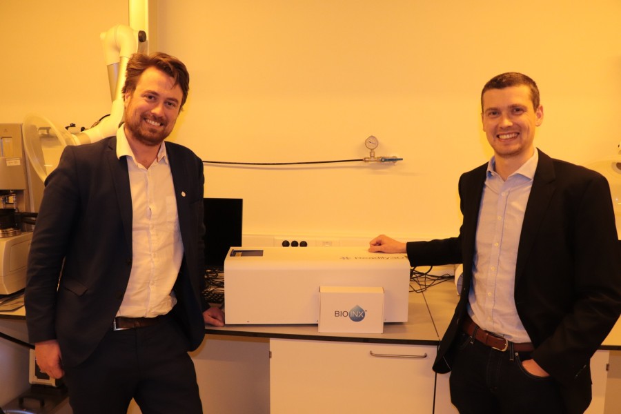 Jasper Van Hoorick and Paul Delrot in the labs of BIO INX next to the Tomolite printing system.
