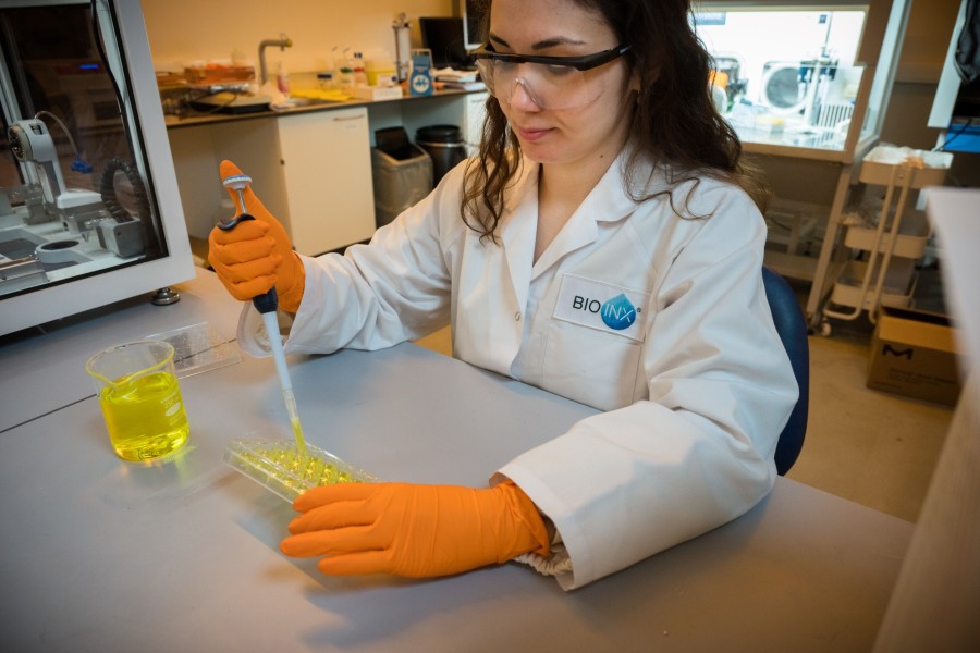 BIO INX’ CSO Aysu Arslan working in the lab using the DEGRES INX formulation.